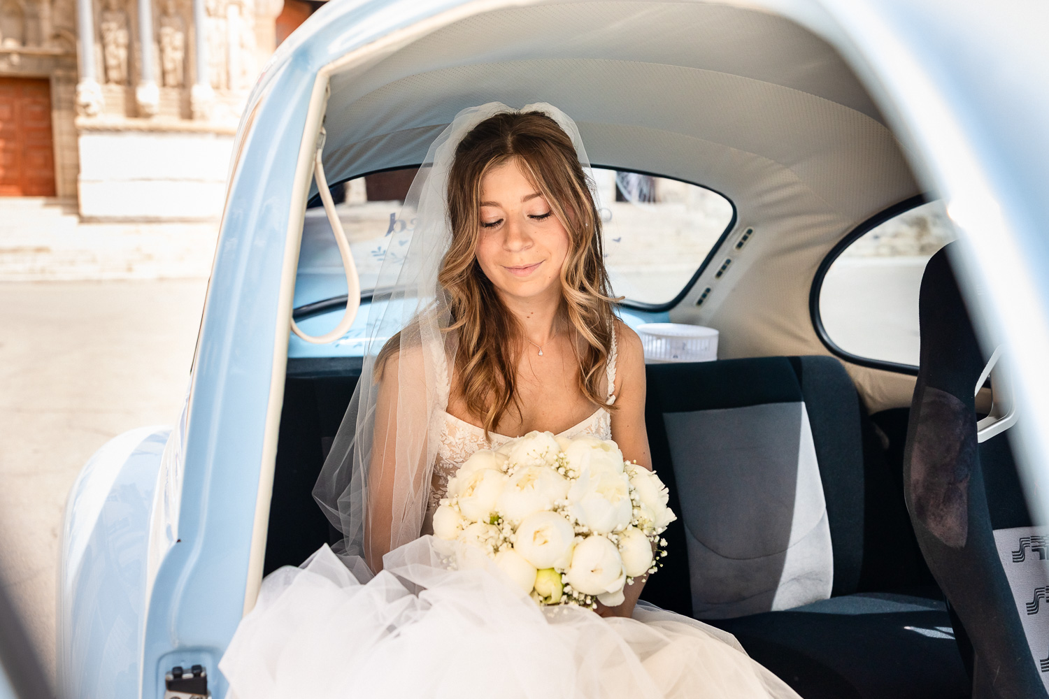 mariée dans la voiture